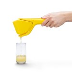 Dreamfarm Fluicer Squeezing Lemon Dreamfarm Fluicer Squeezing Lemon