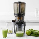 Kuvings AUTO10S in Black with Green Juice